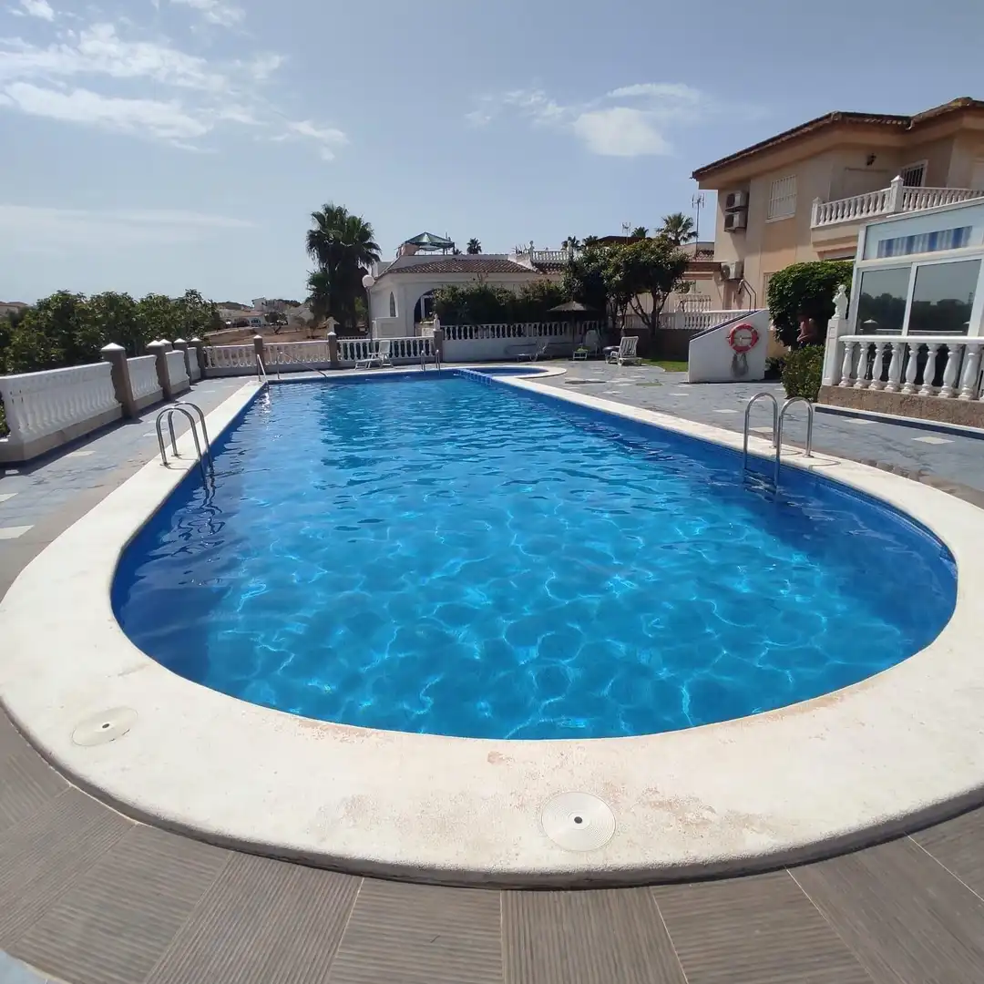 Piscina de Casa adosada en venta en Guardamar del Segura con Jardín privado, Terraza y Amueblado