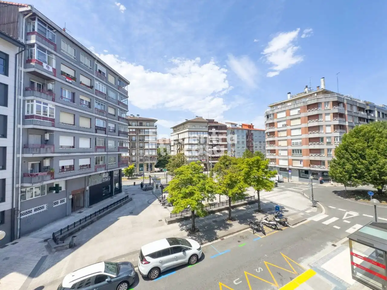 Vista exterior de Pis en venda en Irun  amb Calefacció, Parquet i Traster