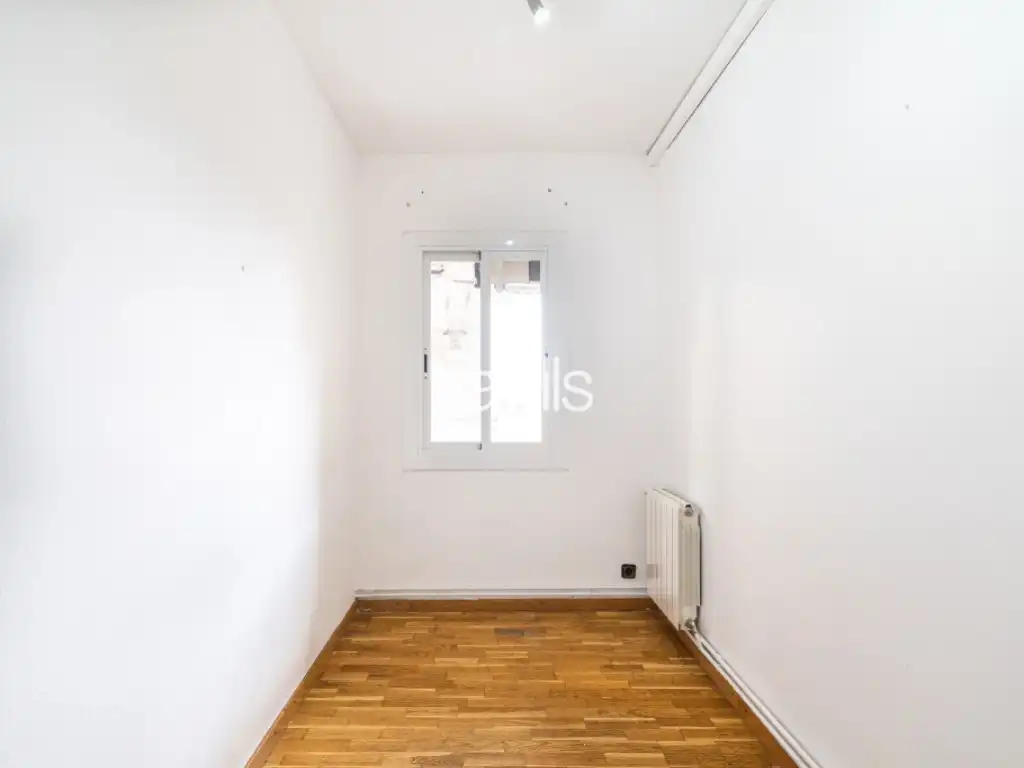 Dormitori de Apartament en venda en Barcelona amb Balcó