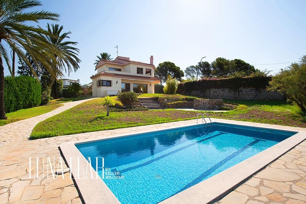 Jardí de Casa o xalet en venda en Castelldefels amb Aire condicionat, Calefacció i Jardí privat