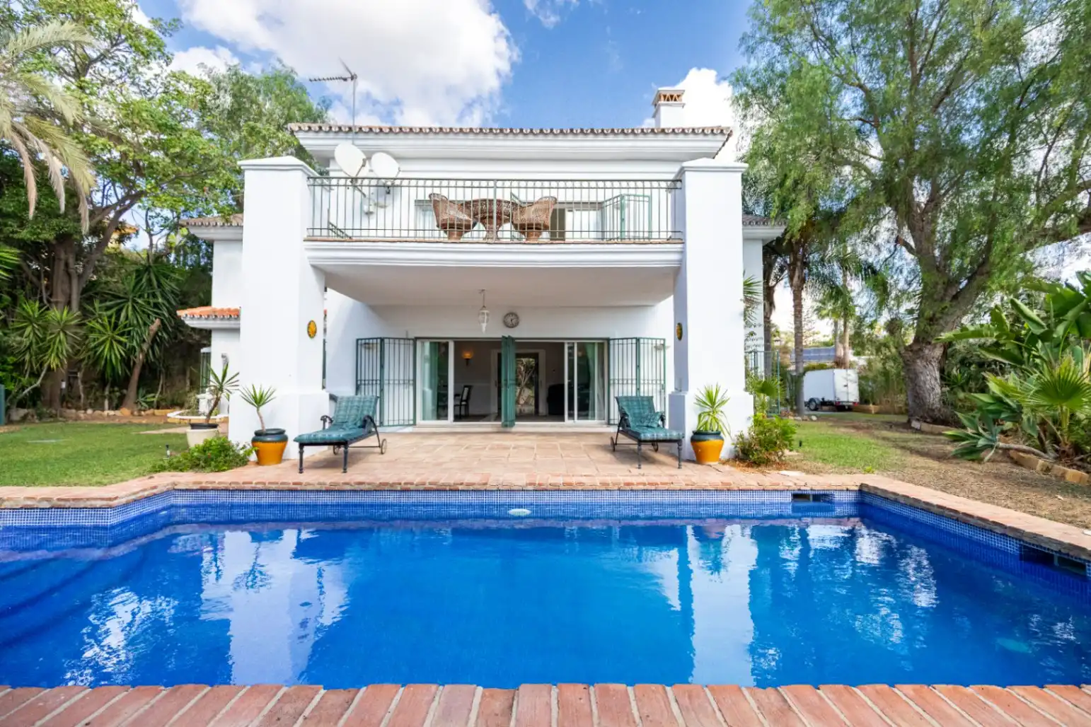 Vista exterior de Casa o xalet en venda en Marbella amb Aire condicionat, Calefacció i Jardí privat