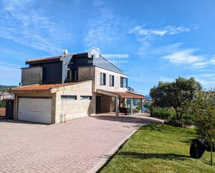 Vista exterior de Casa o xalet en venda en Pontevedra Capital  amb Aire condicionat, Terrassa i Piscina