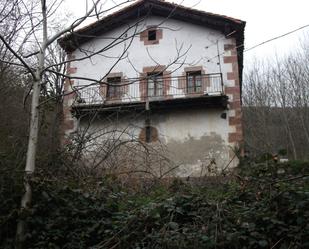 Vista exterior de Finca rústica en venda en Ezkurra amb Jardí privat