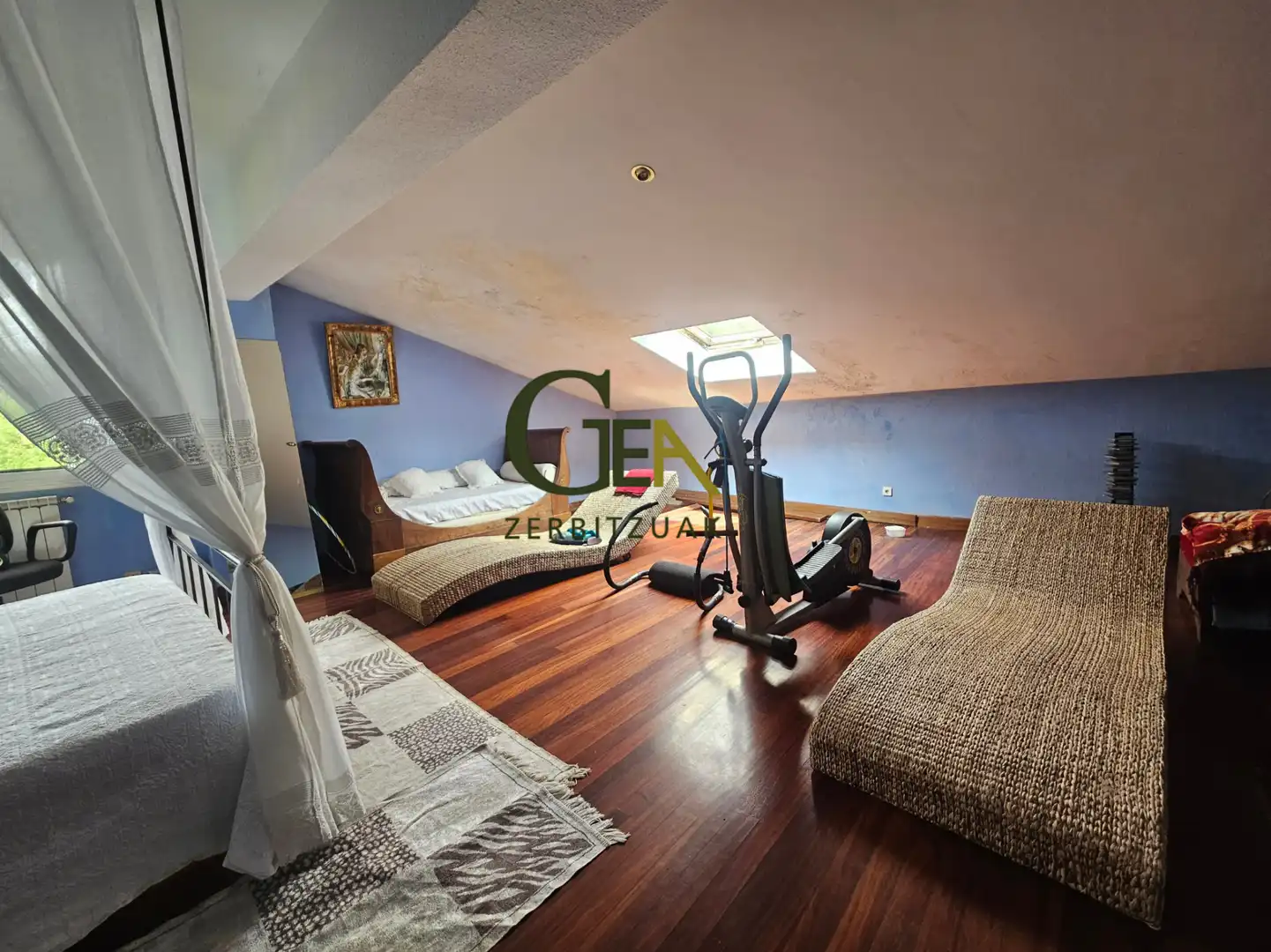 Wohnzimmer von Einfamilien-Reihenhaus zum Verkauf in Alkiza mit Heizung, Privatgarten und Terrasse
