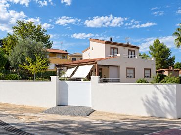 Casa con balcón en venta en Urbanització Llomayna 51