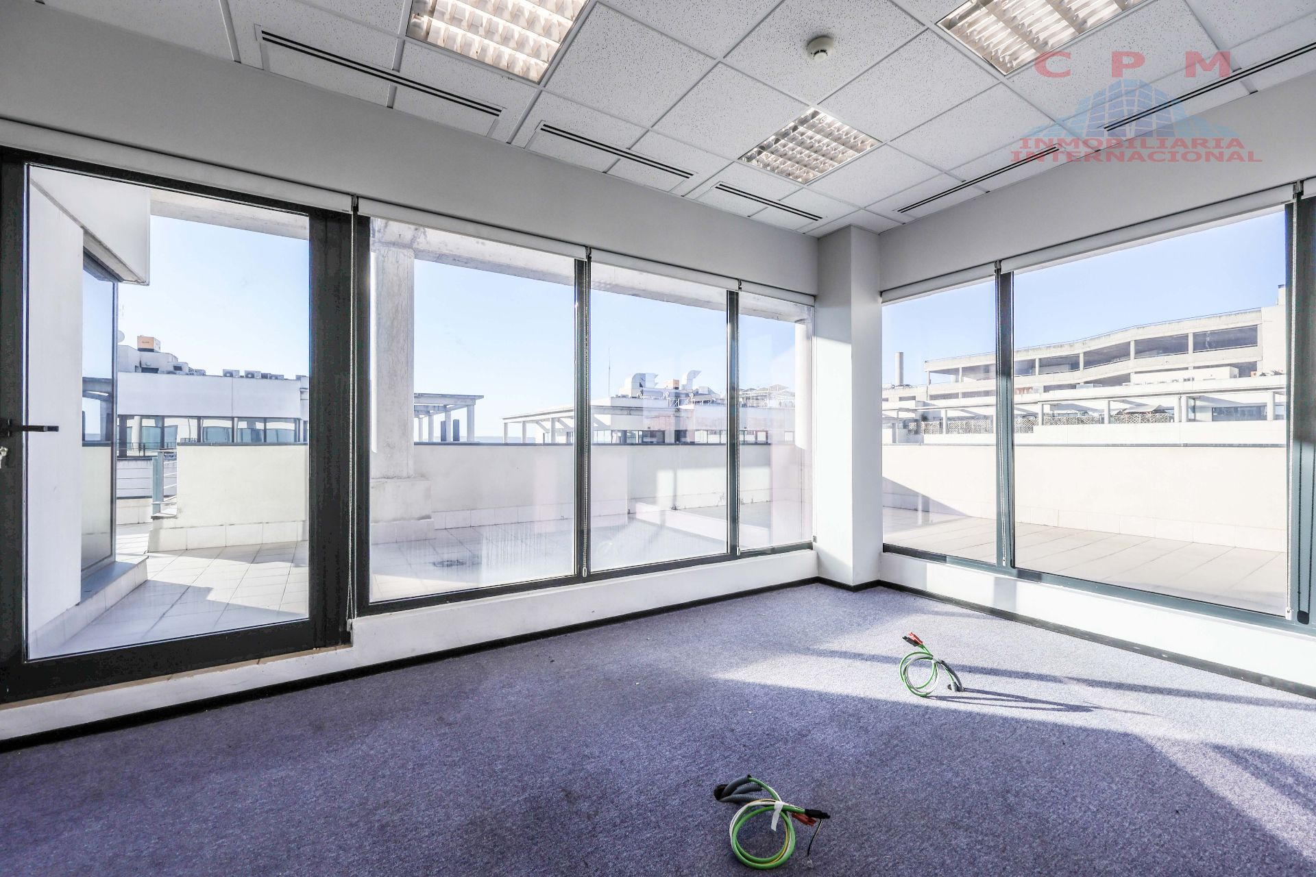 Vista exterior de Edificio en venta en  Madrid Capital con Alarma