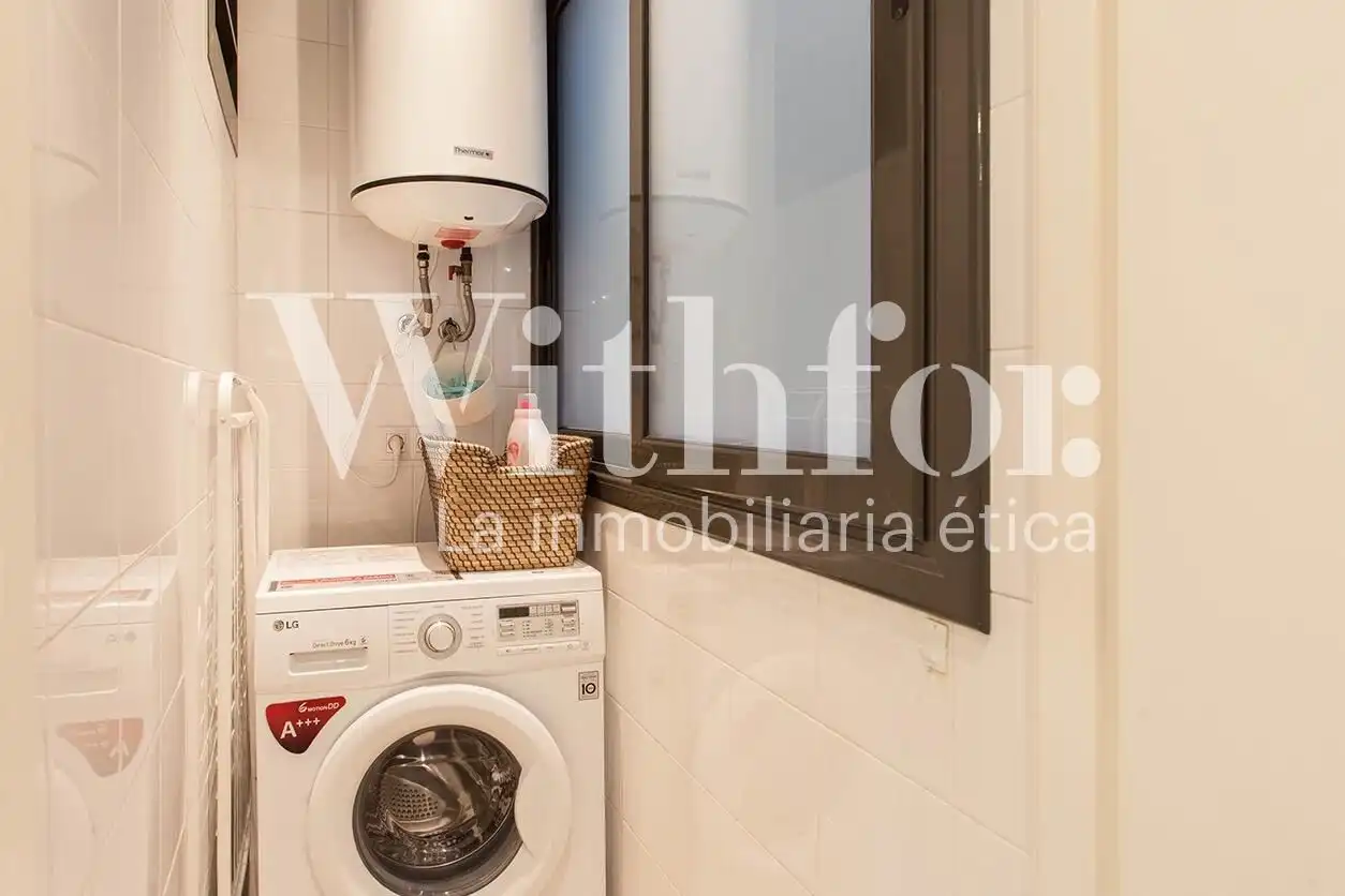Bathroom of Flat for sale in Barcelona  with Air Conditioner, Heating and Parquet flooring