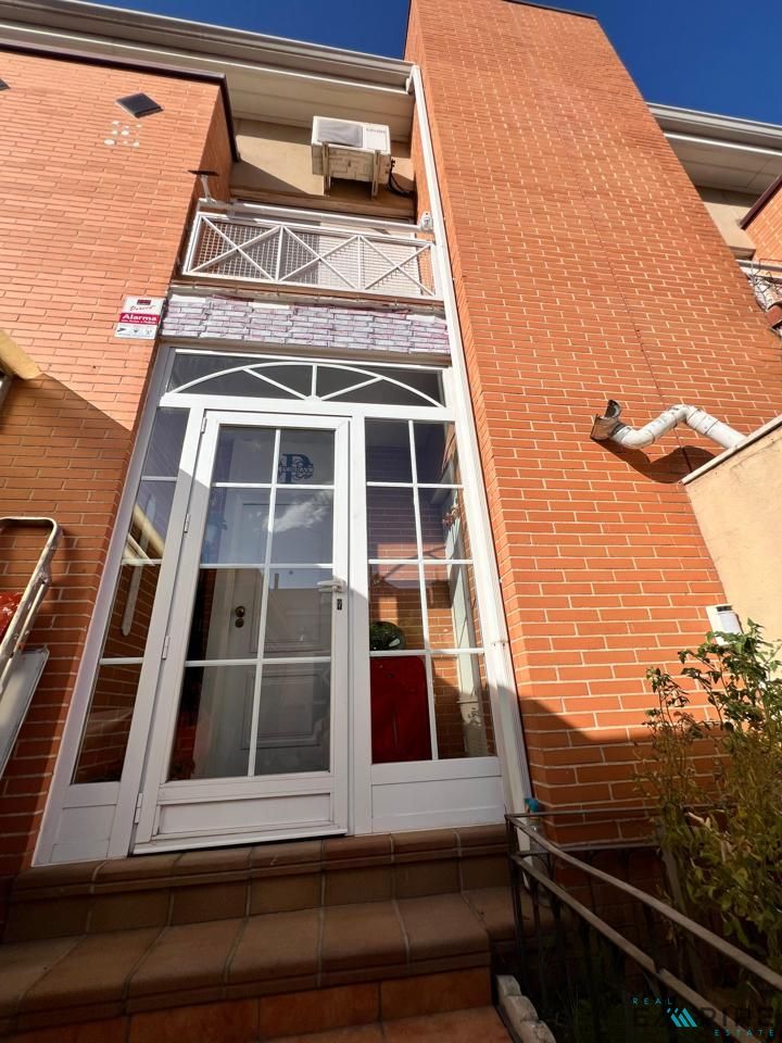 Vista exterior de Casa adosada en venda en Parla amb Aire condicionat, Calefacció i Terrassa