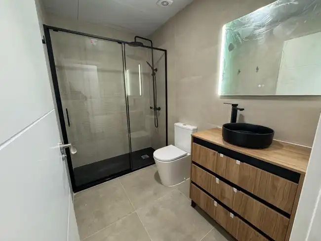 Bathroom of Ground floor for sale in Madrid  with Air Conditioner and Heating