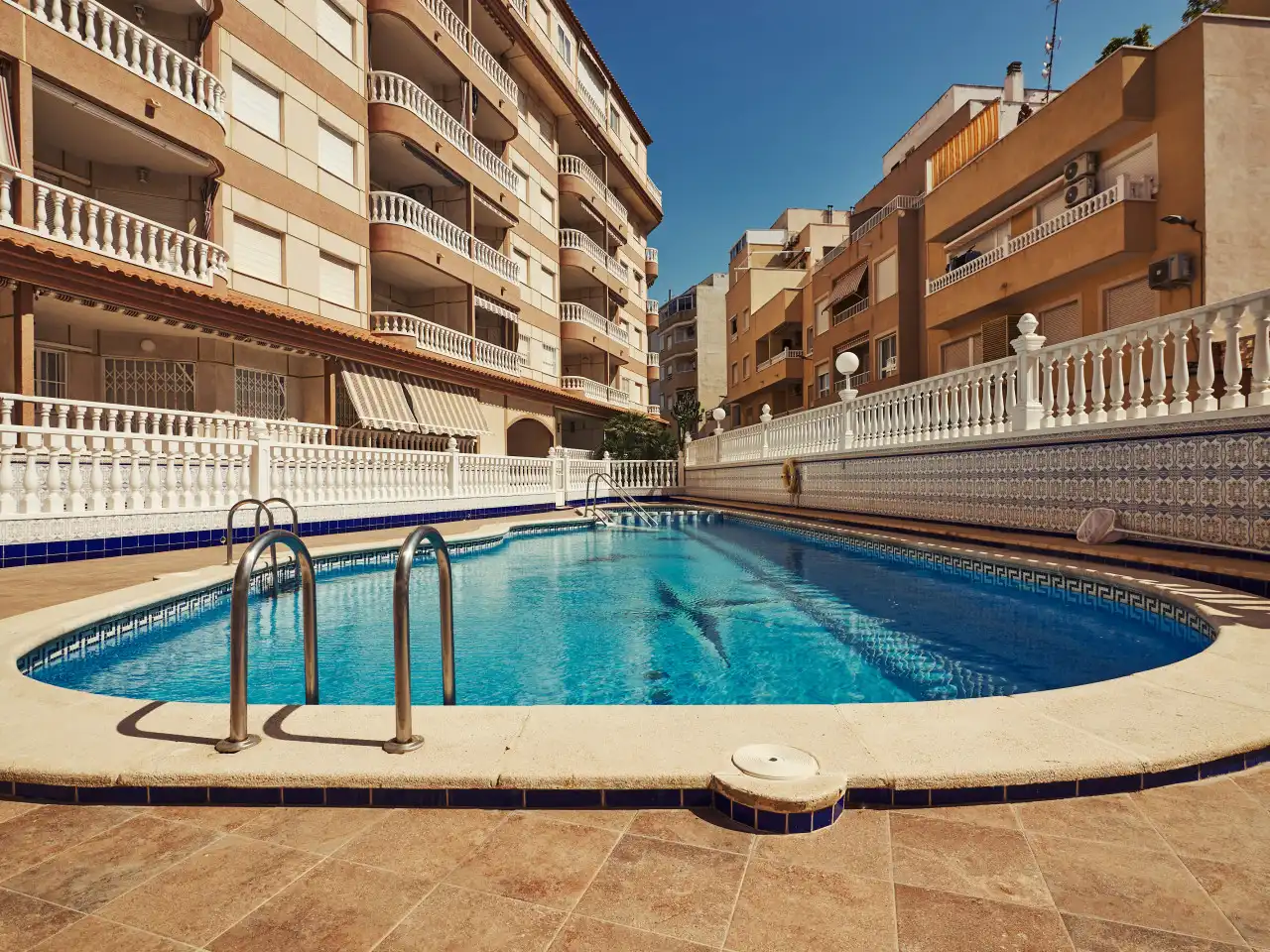 Schwimmbecken von Wohnungen zum Verkauf in Torrevieja mit Klimaanlage, Heizung und Terrasse