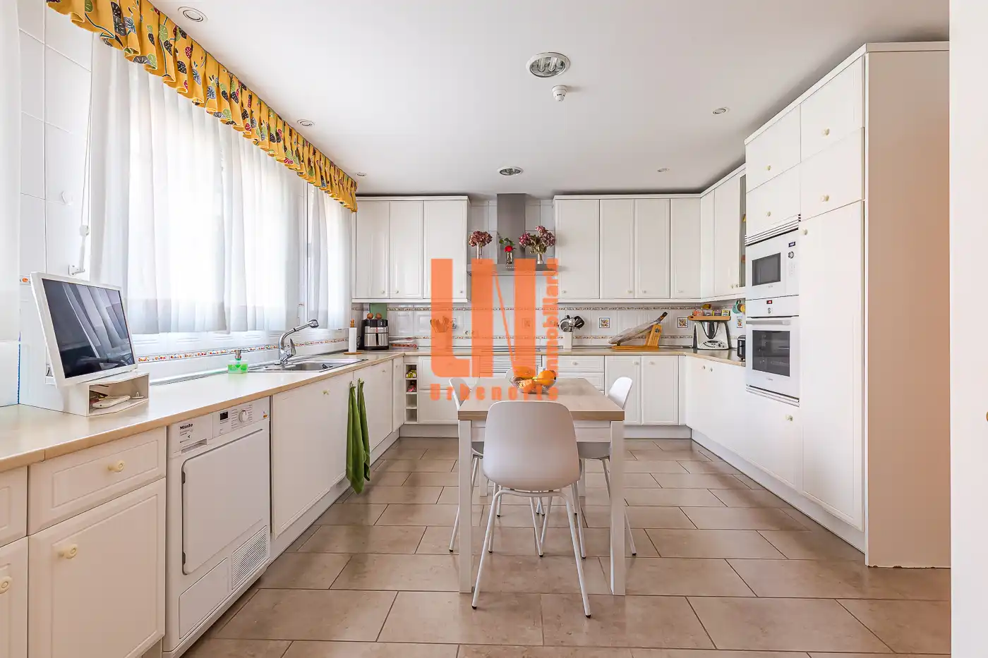 Cocina de Casa adosada en venta en Madrid con Aire acondicionado, Calefacción y Jardín privado