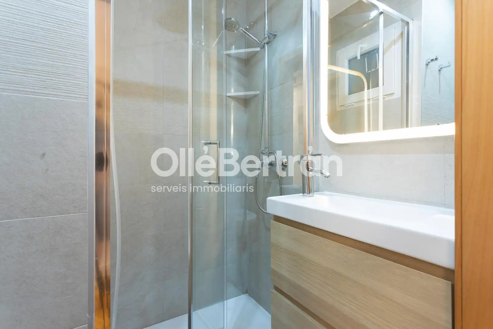 Baño de Piso en venta en Barcelona con Calefacción y Balcón
