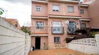 Vista exterior de Casa adosada en venda en Valmojado amb Balcó