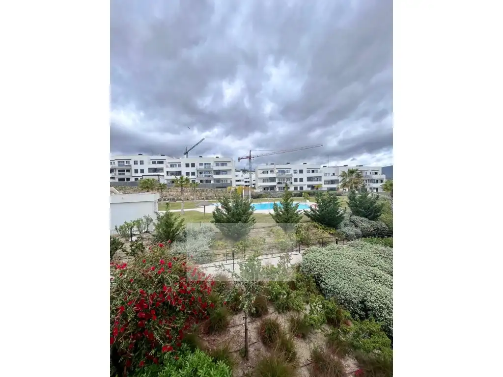 Flat with pool to rent in Avenida Victoria Kent