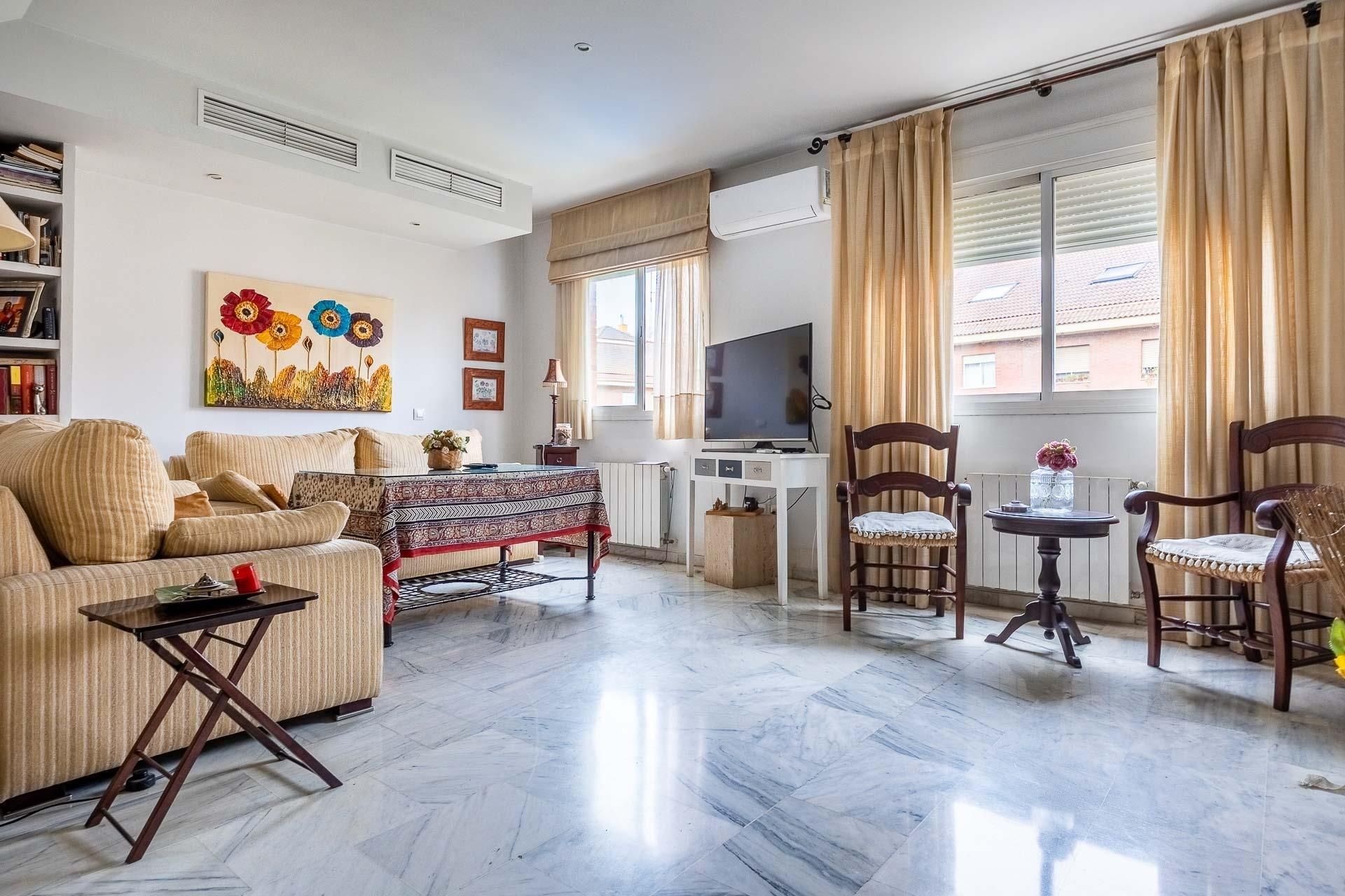 Sala d'estar de Dúplex en venda en  Sevilla Capital amb Aire condicionat, Calefacció i Jardí privat
