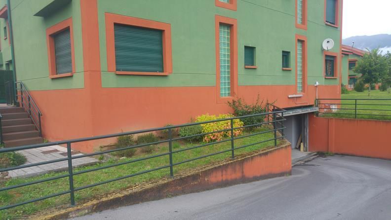 Exterior view of Garage for sale in Parres