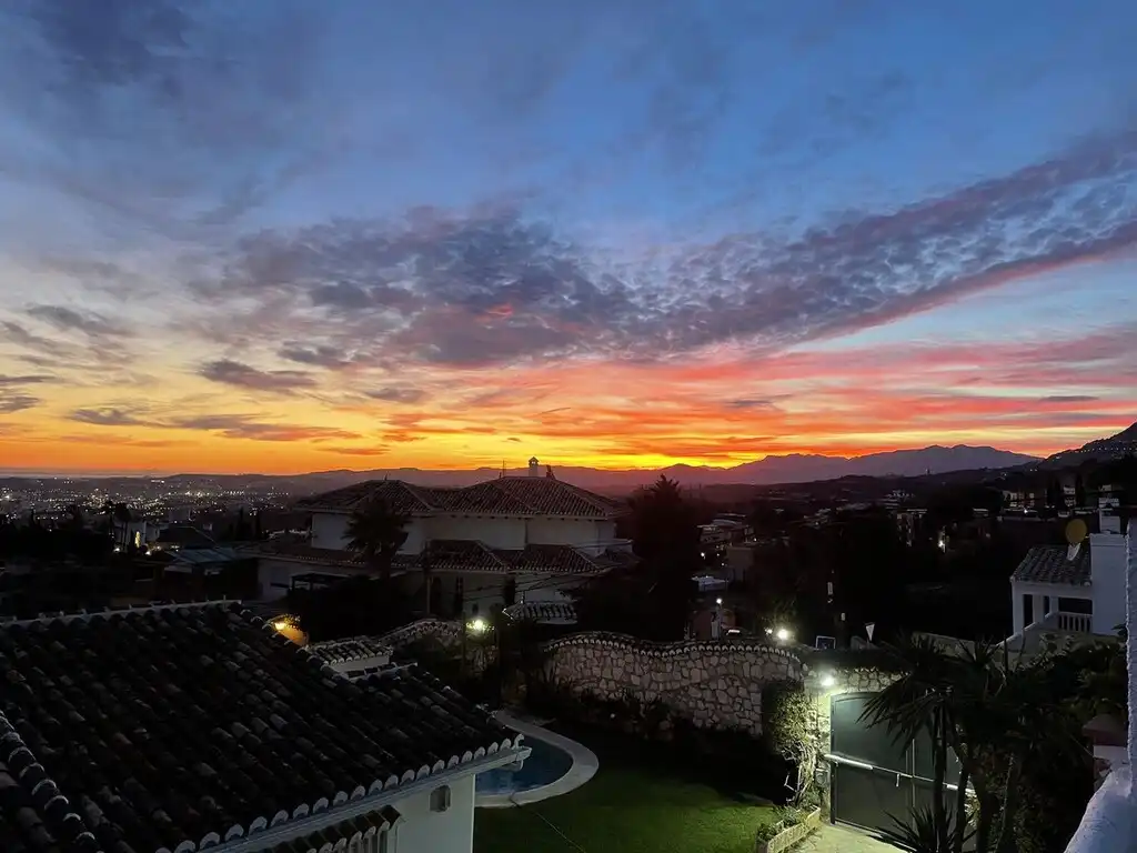 Vista exterior de Casa o xalet en venda en Benalmádena amb Aire condicionat, Jardí privat i Terrassa