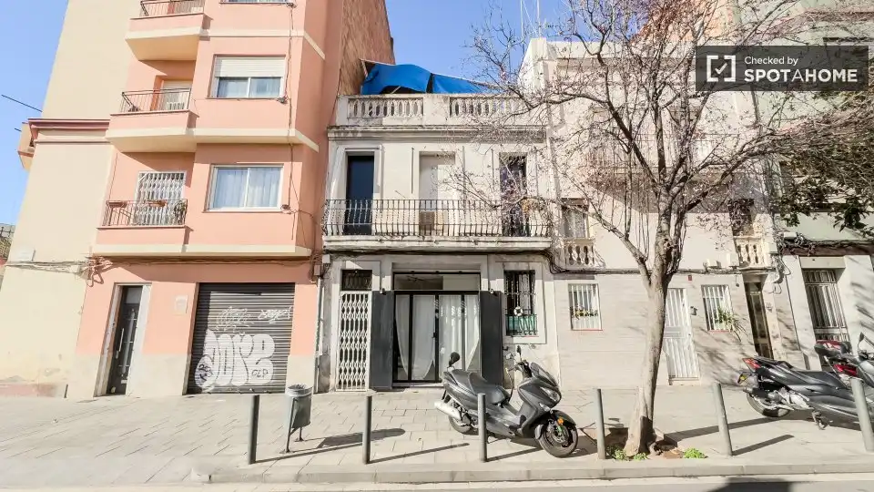 Vista exterior de Estudio para compartir en L'Hospitalet de Llobregat con Aire acondicionado y Terraza