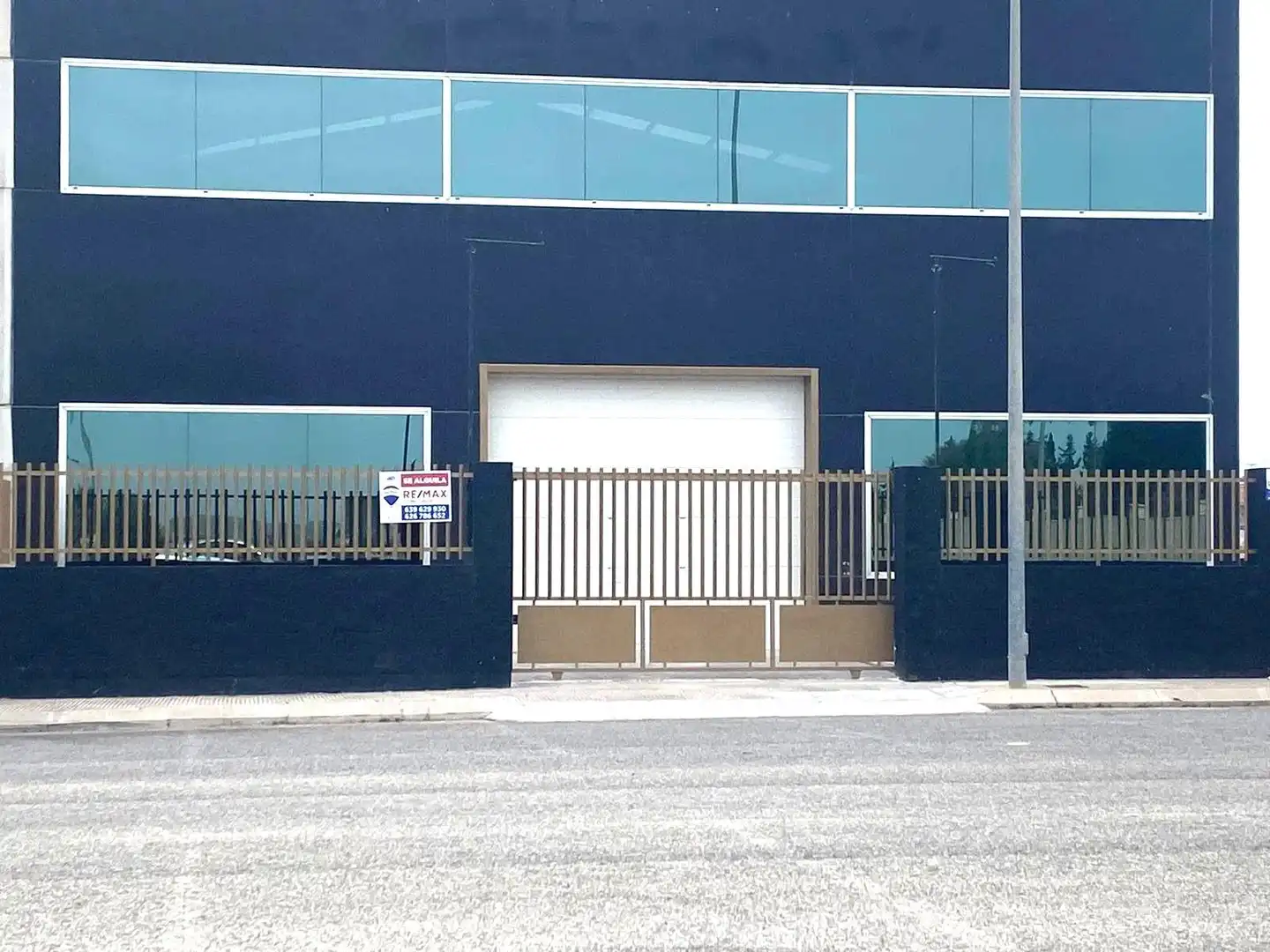 Vista exterior de Nau industrial de lloguer en Cox