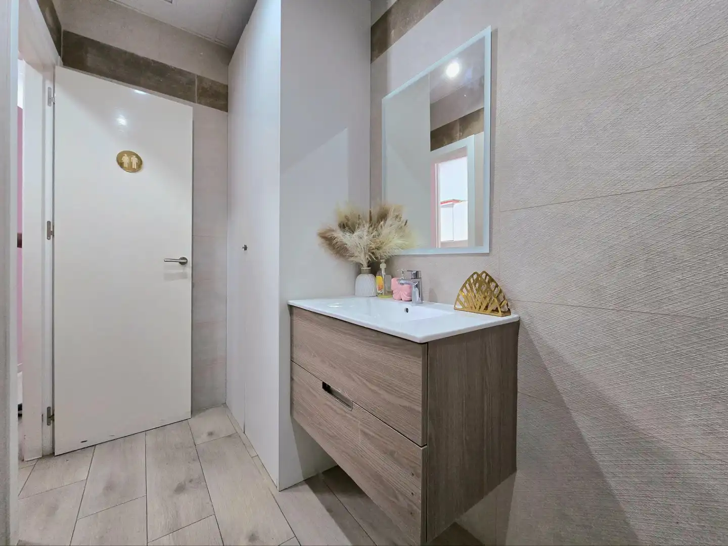 Bathroom of Commercial properties for rent in Marbella  with Air Conditioner and Furnished