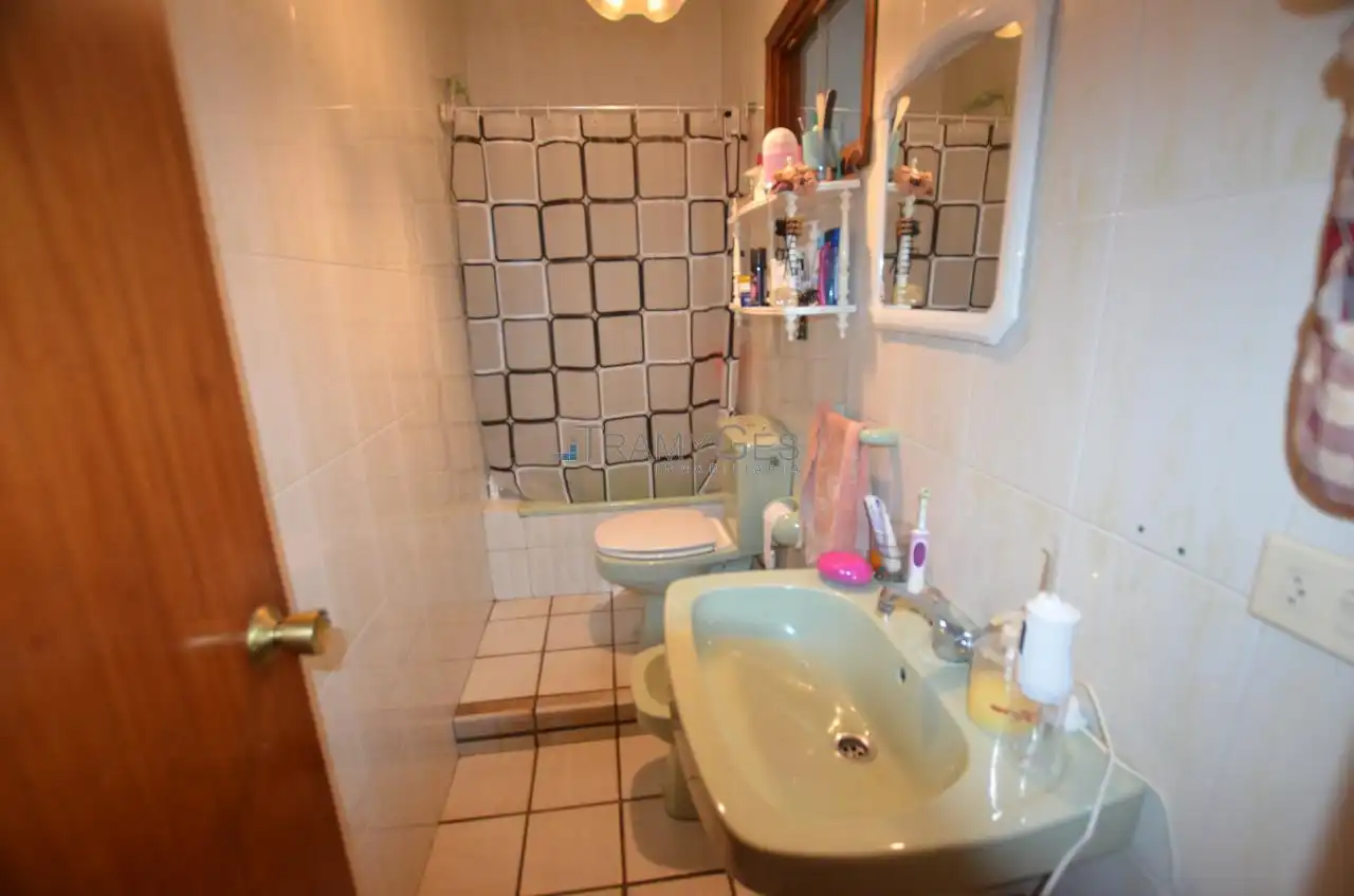 Badezimmer von Einfamilien-Reihenhaus zum Verkauf in Tui mit Heizung