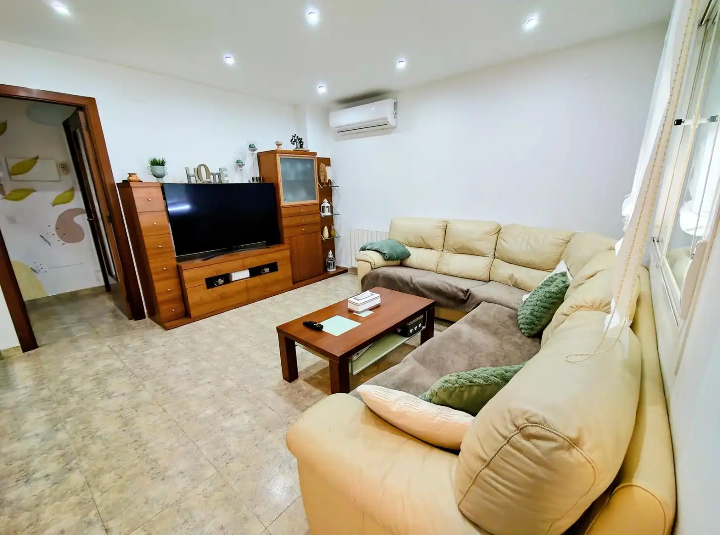 Sala de estar de Casa adosada en venta en Tarragona con Aire acondicionado, Calefacción y Jardín privado