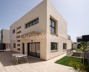 Vista exterior de Casa o xalet en venda en Castellón de la Plana / Castelló de la Plana amb Aire condicionat, Calefacció i Jardí privat