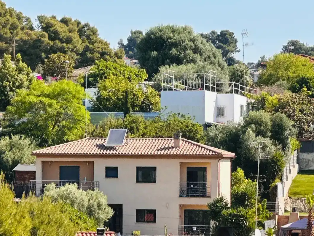 Vista exterior de Casa o xalet en venda en Cunit amb Aire condicionat, Piscina i Balcó