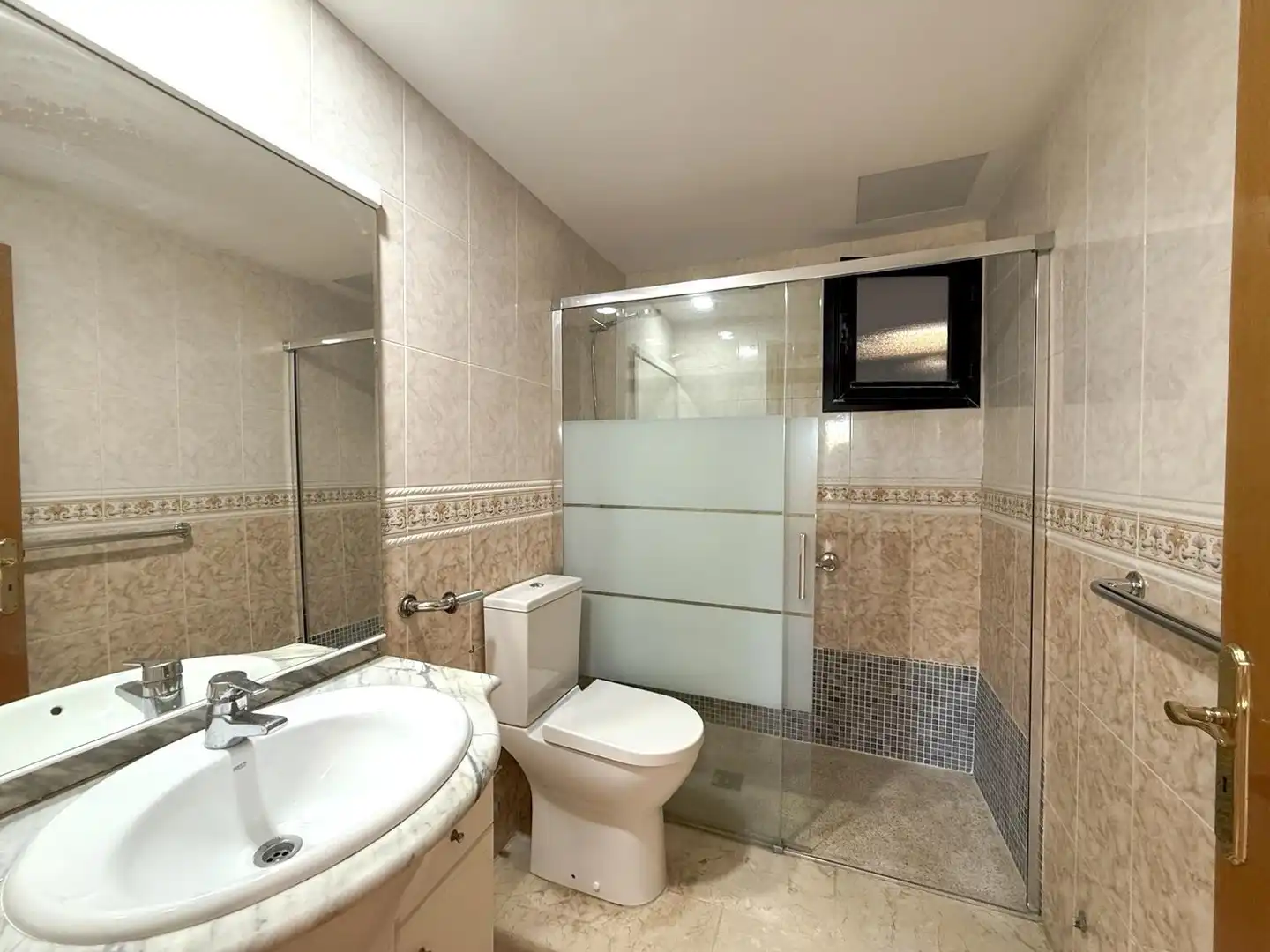 Badezimmer von Haus zum Verkauf in  Palma de Mallorca mit Klimaanlage, Heizung und Privatgarten