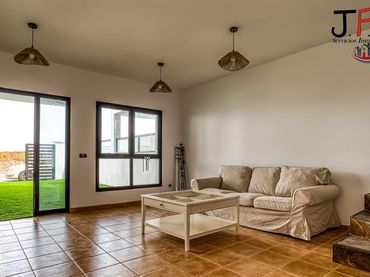 Casa amb balcó en venda a Calle de la Orilla