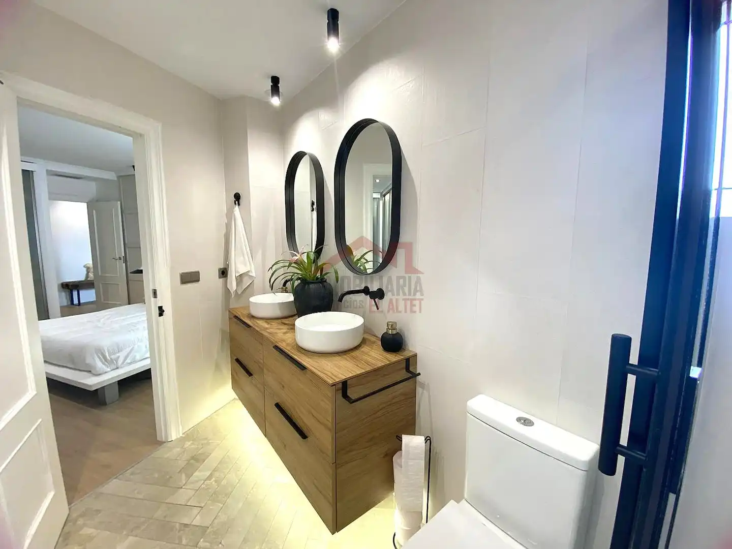 Badezimmer von Wohnung zum Verkauf in Elche / Elx mit Klimaanlage, Heizung und Ofen