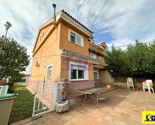 Vista exterior de Casa adosada en venda en Arcas del Villar amb Piscina