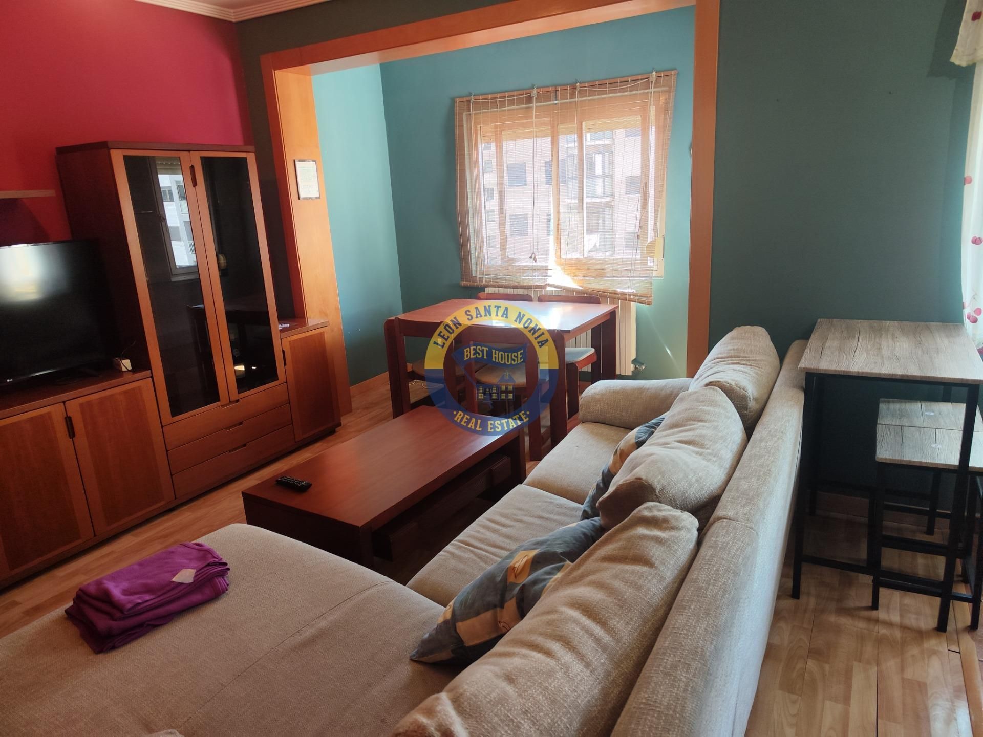 Sala d'estar de Apartament en venda en León Capital  amb Calefacció i Traster