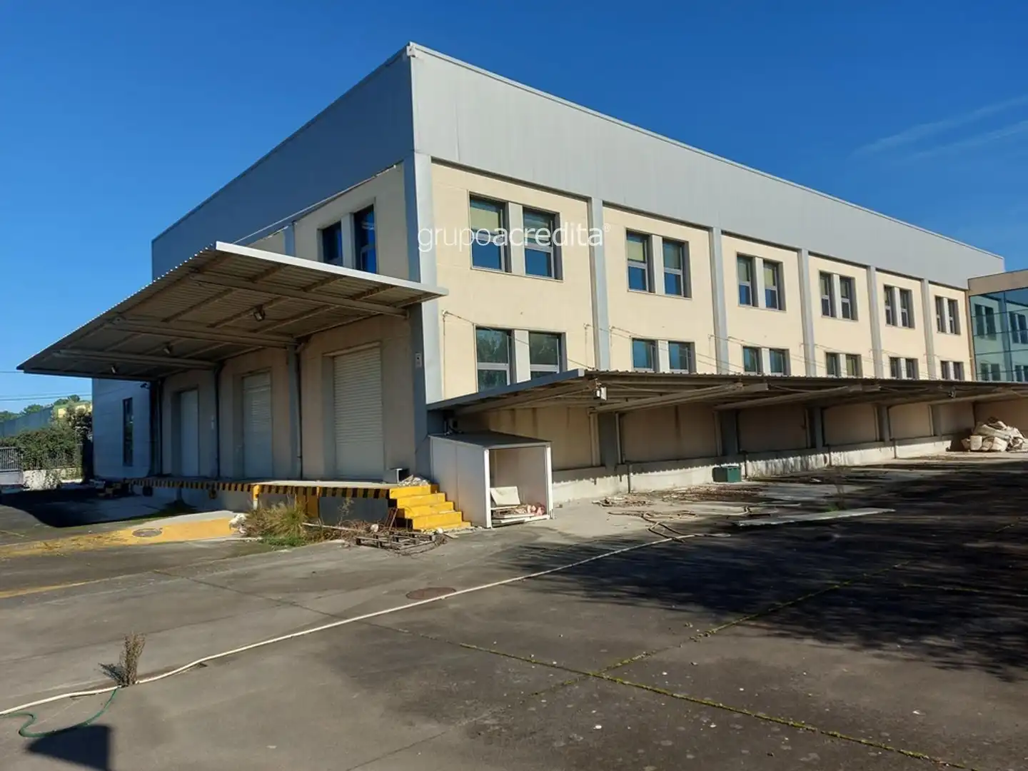 Außenansicht von Fabrikhallen zum Verkauf in Verín