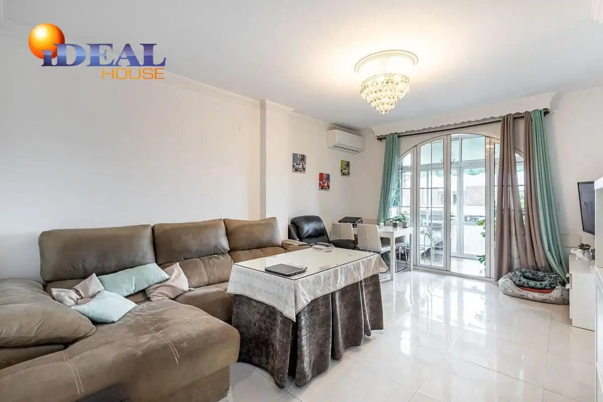 Living room of Flat for sale in Granada  with Air Conditioner and Terrace