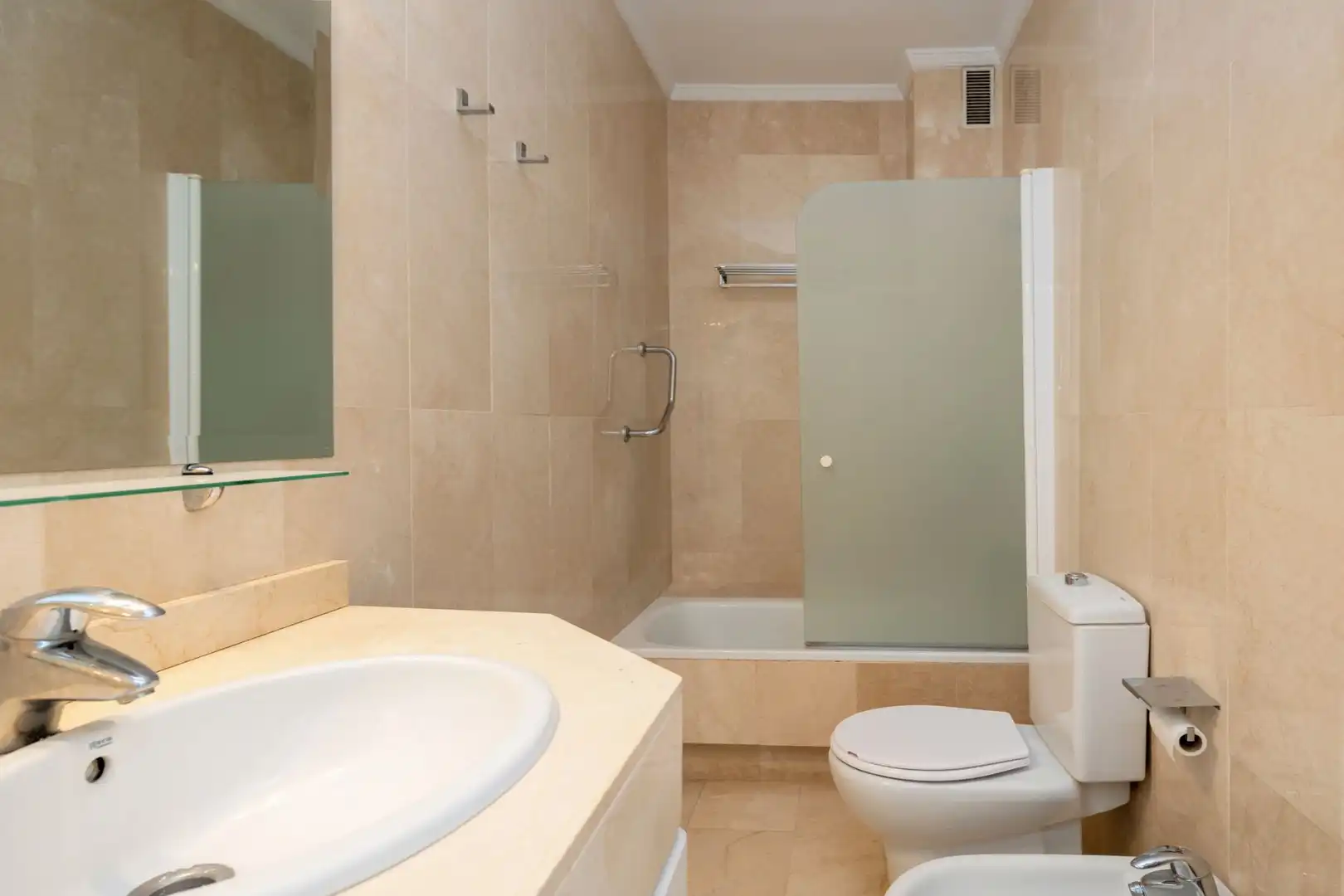 Baño de Apartamento de alquiler en Granada con Aire acondicionado, Calefacción y Lavadora