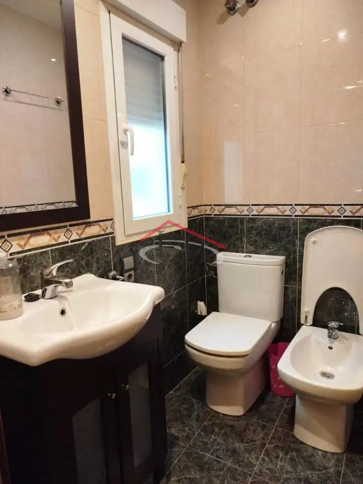 Bany de Pis en venda en León Capital  amb Calefacció, Parquet i Traster