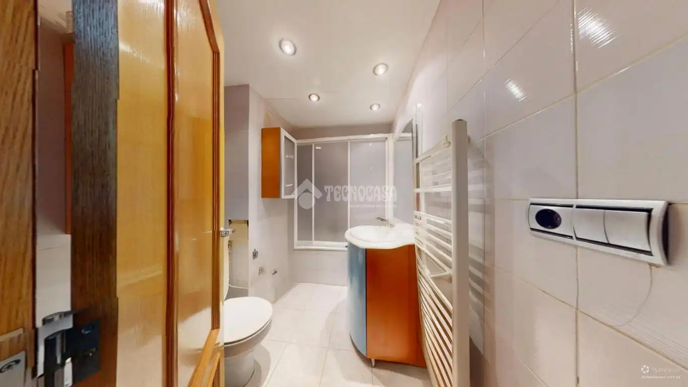 Bathroom of Flat for sale in Valencia  with Air Conditioner, Heating and Balcony