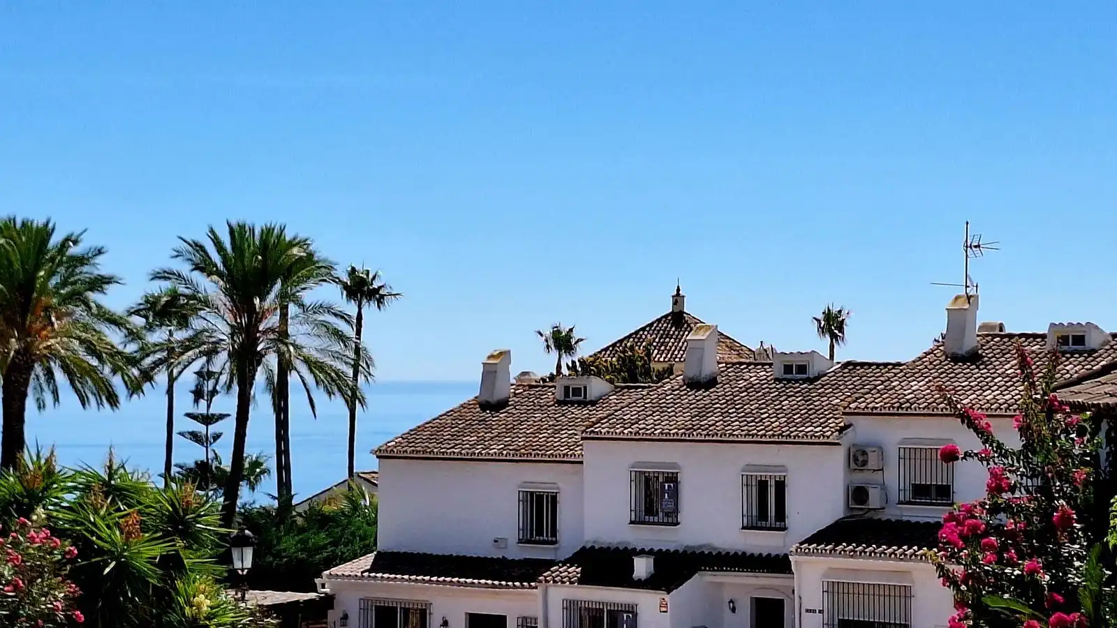 Vista exterior de Casa adosada en venta en Manilva con Aire acondicionado, Terraza y TV