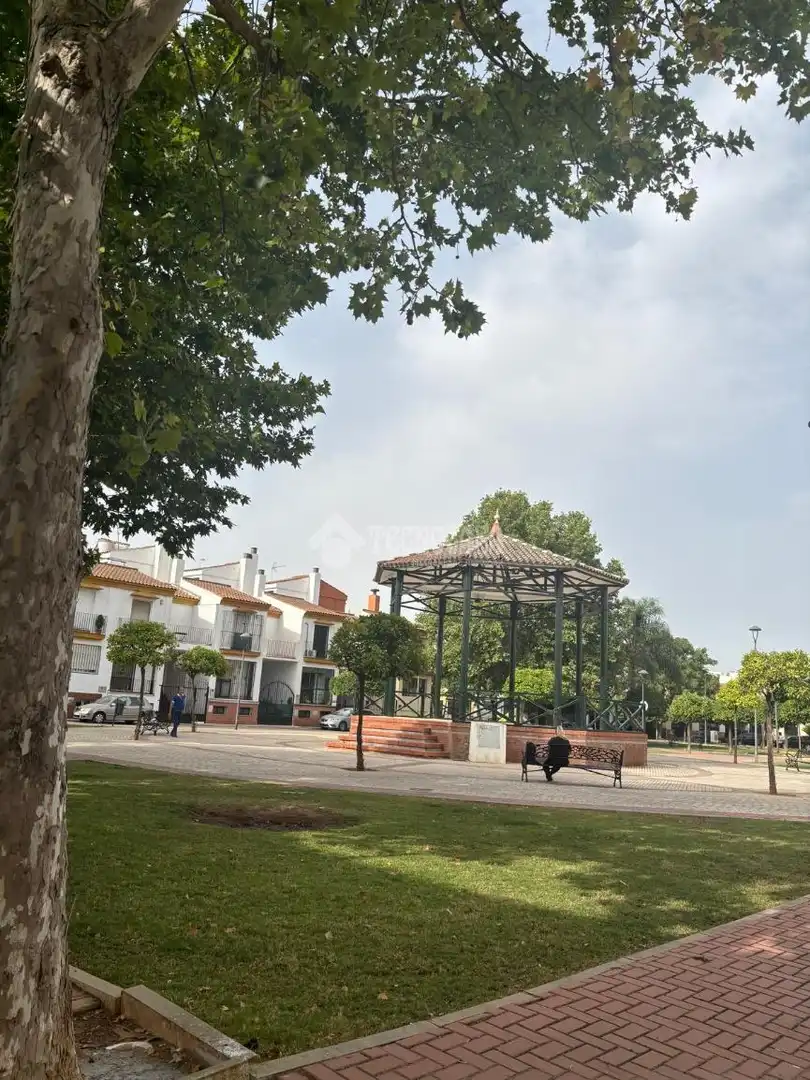 Vista exterior de Casa adosada en venda en Alcalá de Guadaira amb Aire condicionat i Terrassa