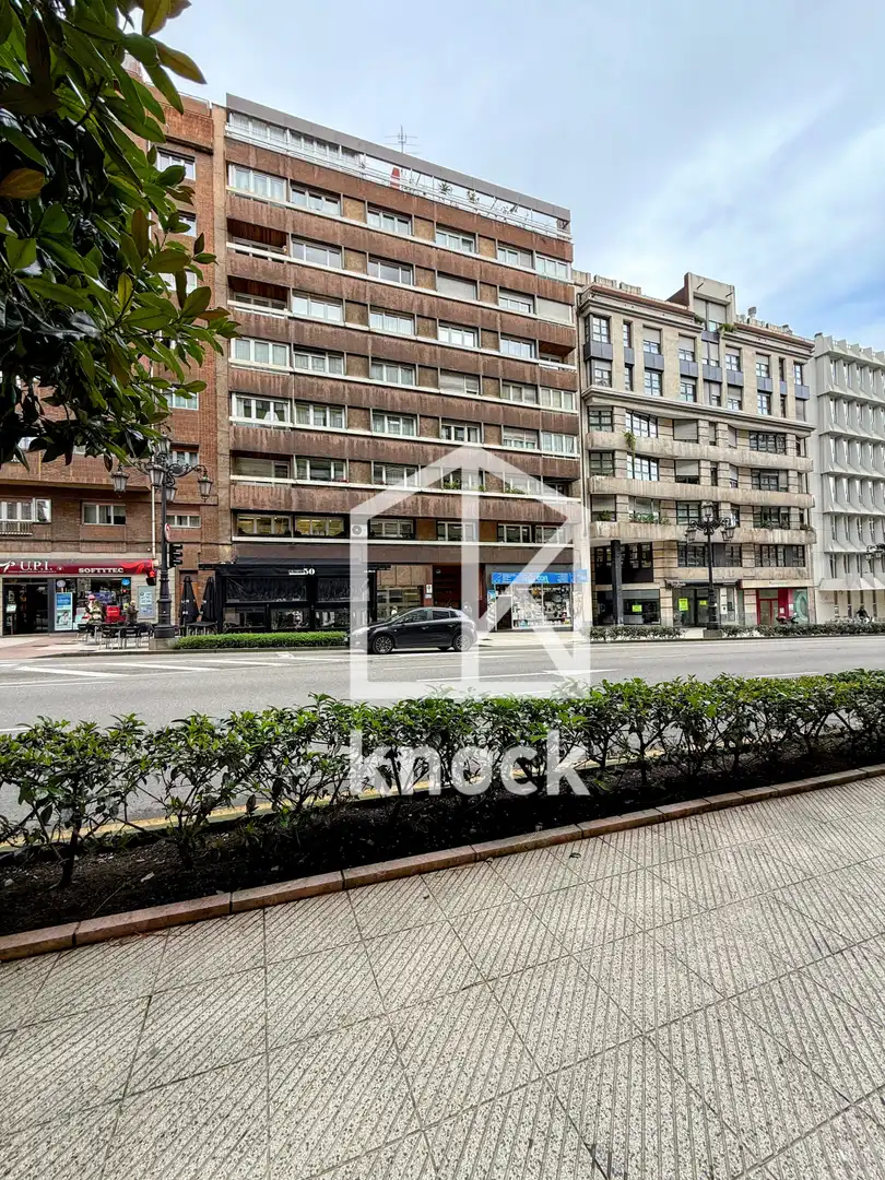 Vista exterior de Pis en venda en Oviedo  amb Calefacció, Parquet i Traster