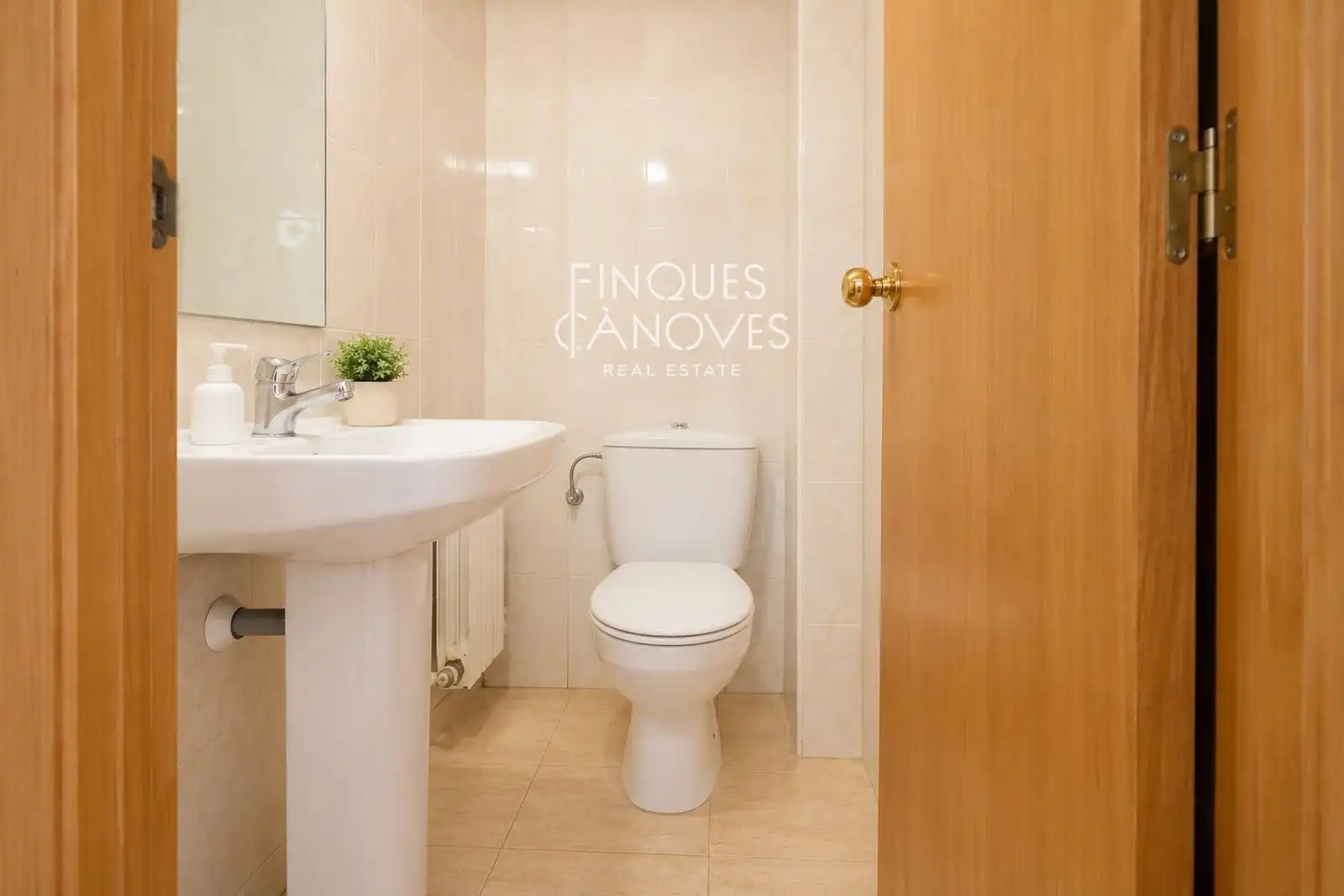 Baño de Piso en venta en Girona con Calefacción, Trastero y Horno