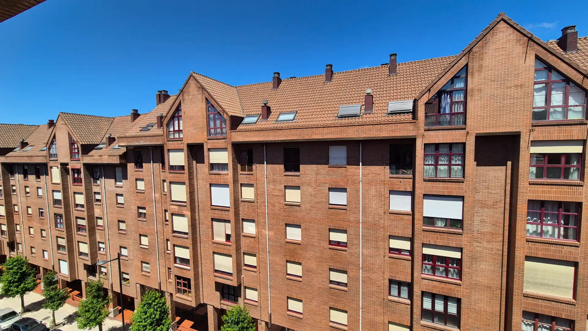 Vista exterior de Dúplex en venta en Oviedo  con Calefacción, Parquet y Trastero