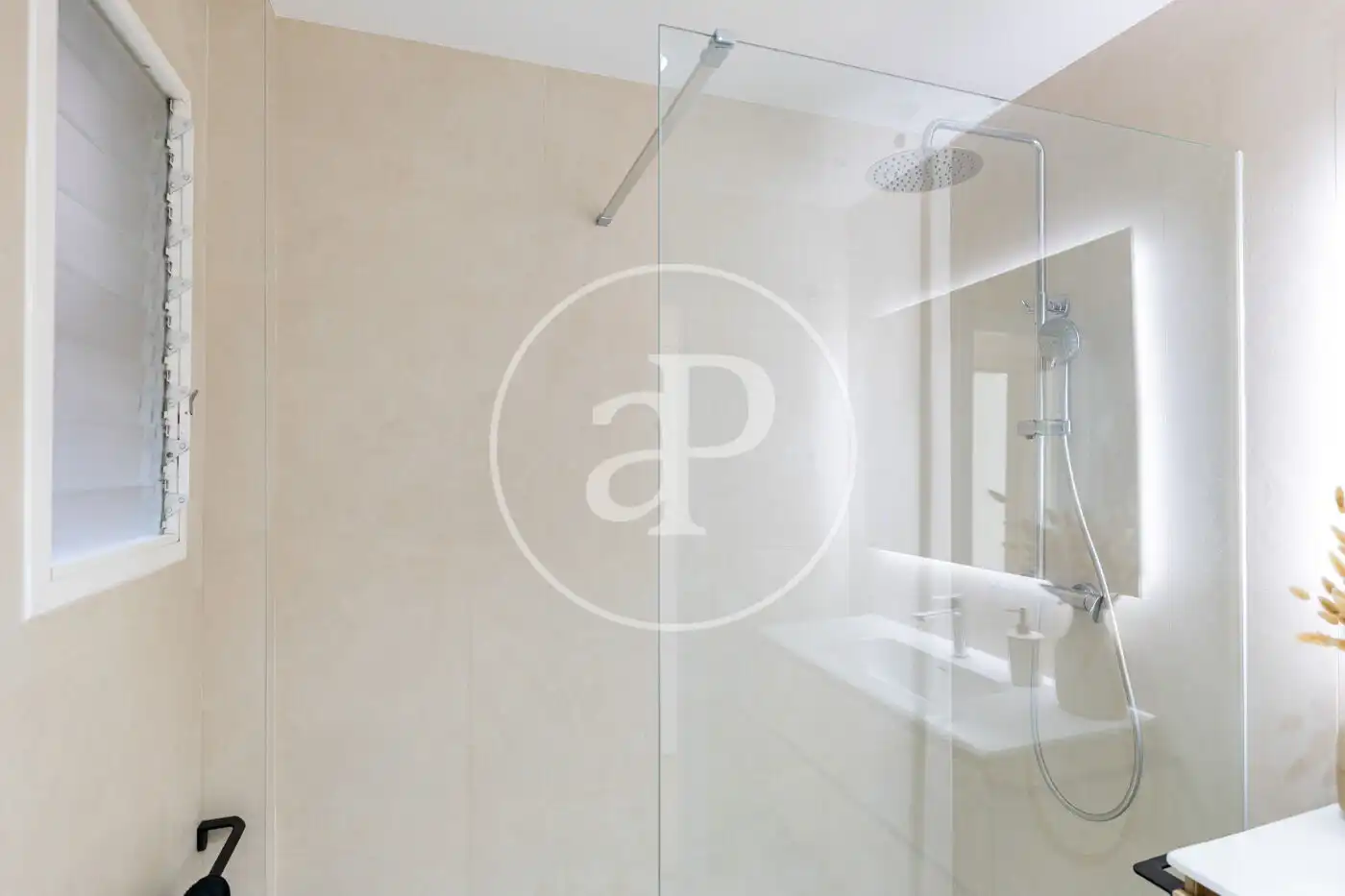 Bany de Pis en venda en Barcelona amb Aire condicionat i Terrassa