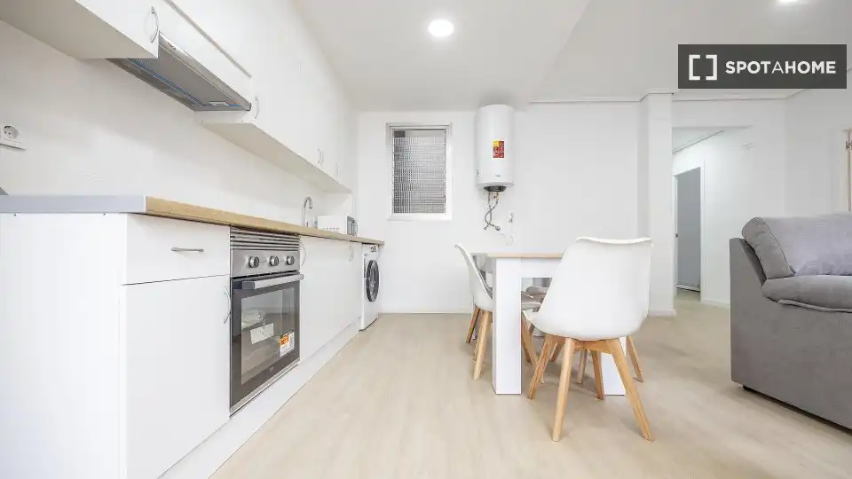 Cuina de Pis de lloguer en Valencia amb Aire condicionat, Calefacció i Moblat