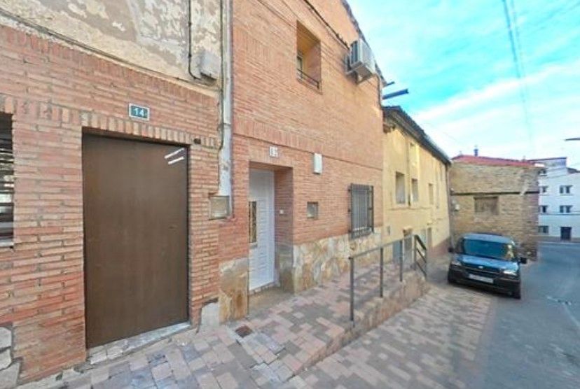 Casa adosada en venda a Calle la Constitución, Cadrete