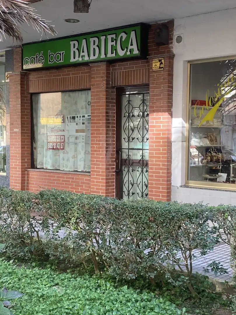 Locale commerciale in vendita a Calle Fernando Morán 7