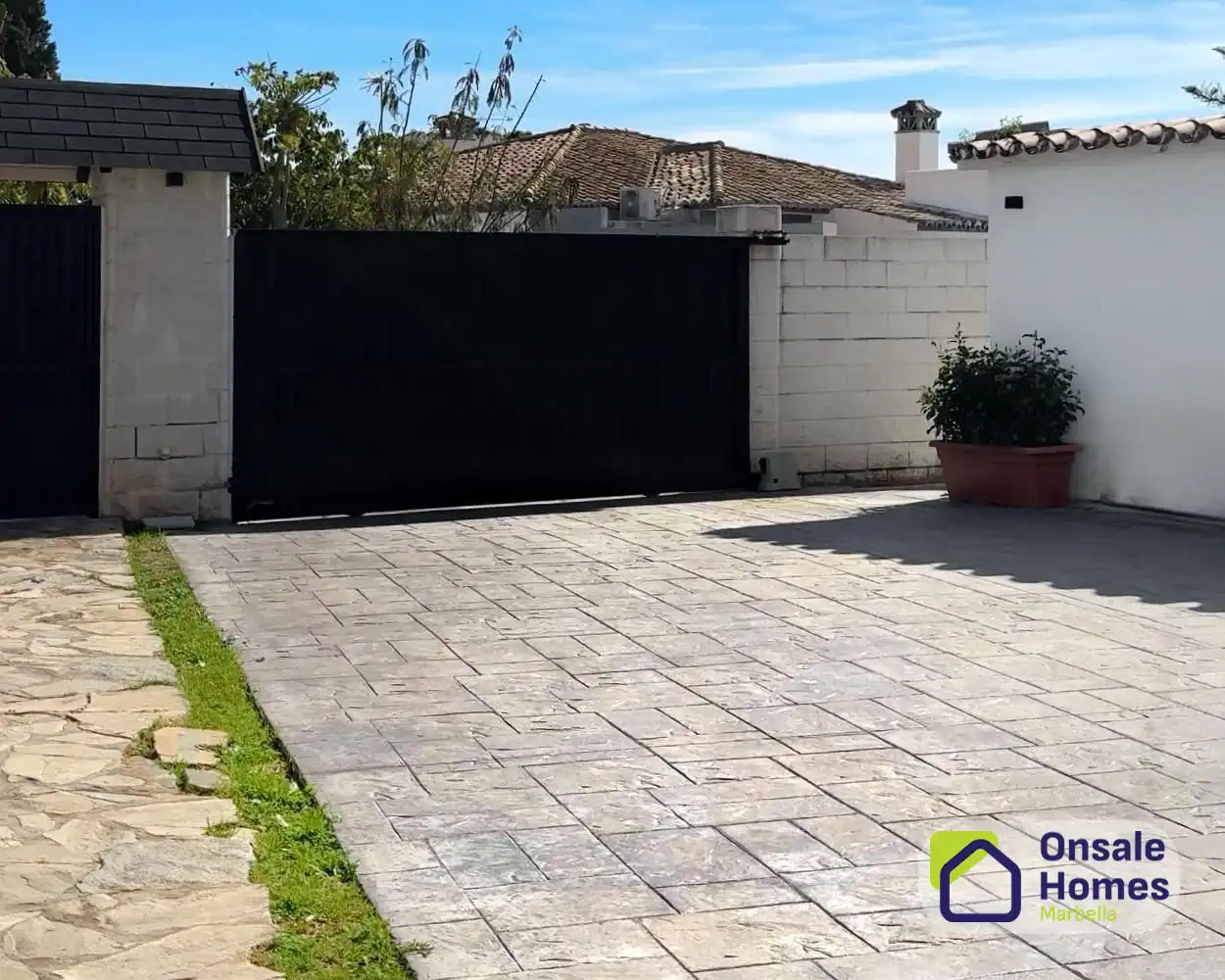 Vista exterior de Casa o xalet de lloguer en Marbella amb Aire condicionat, Jardí privat i Terrassa