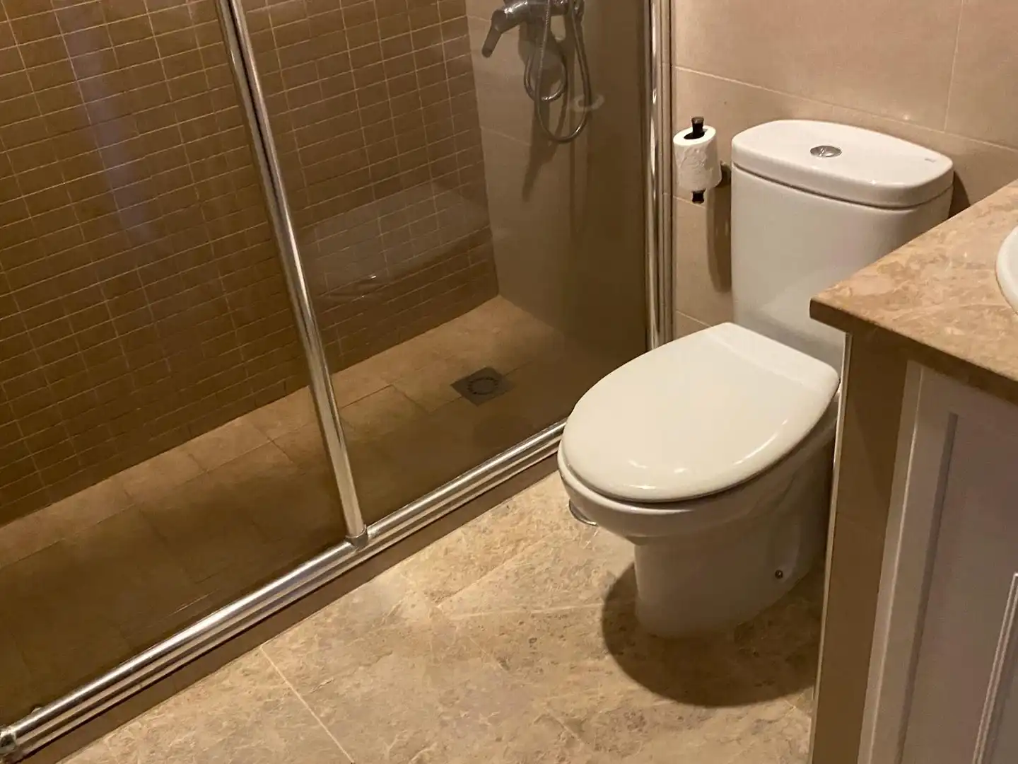 Baño de Casa adosada en venta en Castilleja de Guzmán con Aire acondicionado, Terraza y Piscina