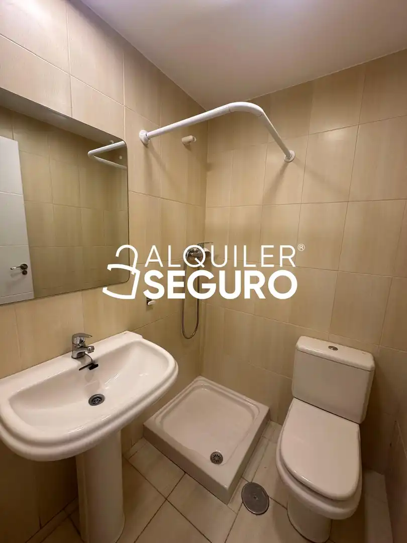 Baño de Piso de alquiler en Navalcarnero con Calefacción, Trastero y Piscina